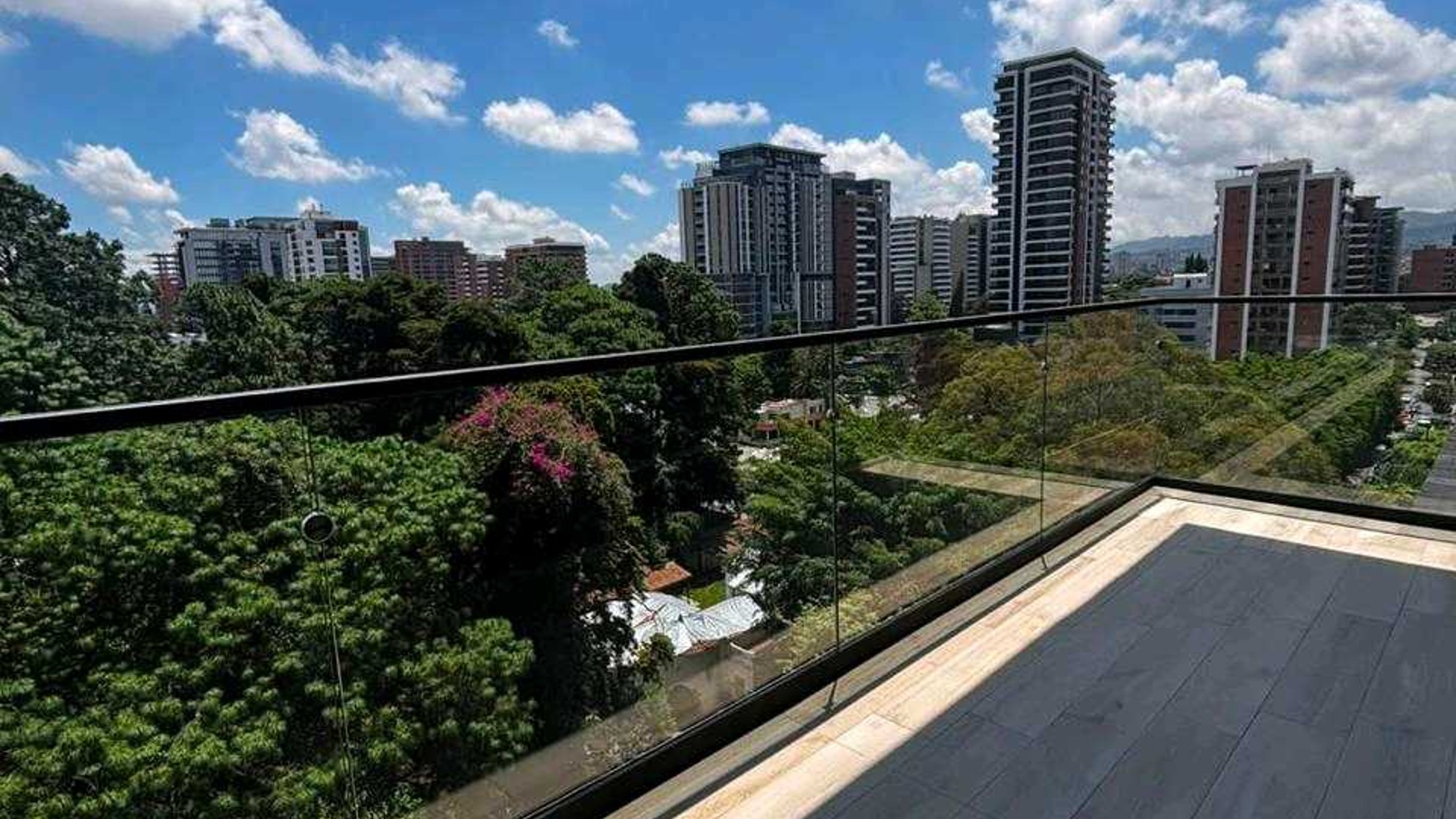 APARTAMENTO EN ALQUILER ???? Edificio Ferre Diez, Zona 10 - Miniatura 4