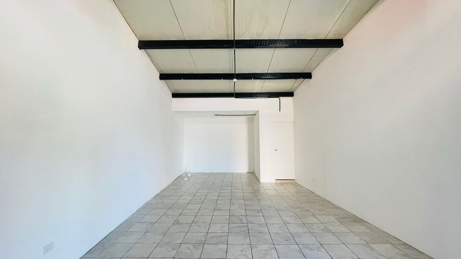 ALQUILER DE LOCAL COMERCIAL 45MT2 - CONVENIA PLAZA, ZONA 10  - Miniatura 5