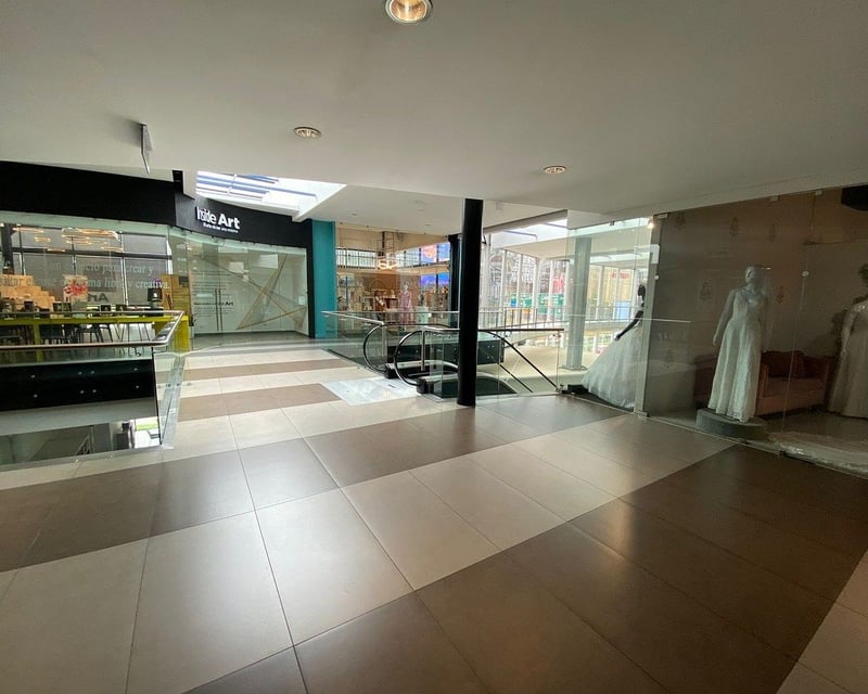Local en venta – Design Center, Zona 10