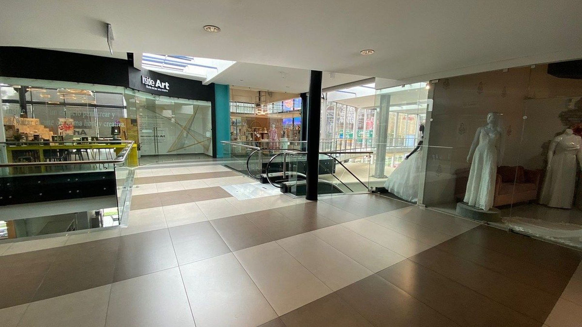 Local en venta – Design Center, Zona 10