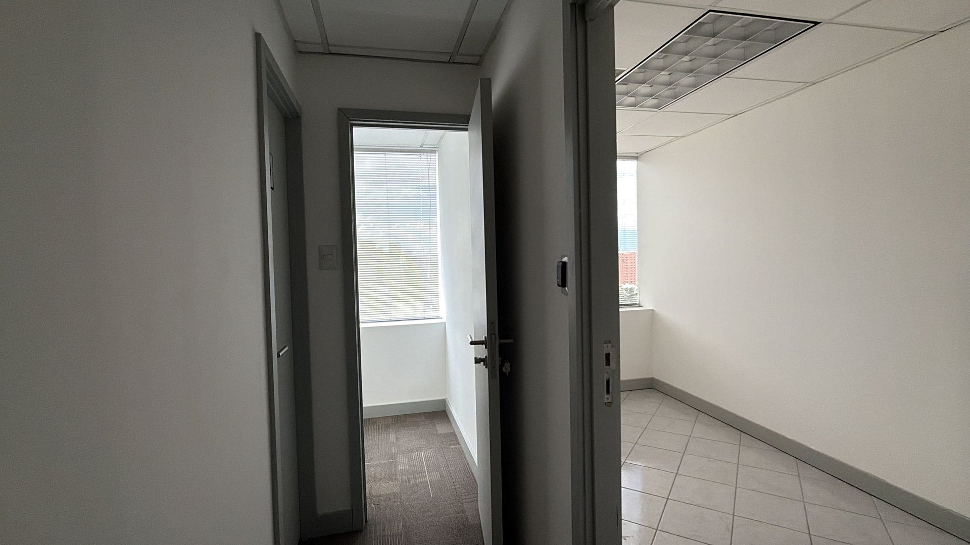 Oficina en Alquiler / Venta Edificio Europlaza, zona 14 - Miniatura 4