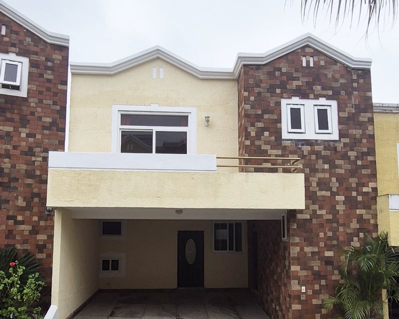 House for Sale in Altos del Encinal, Zona 7 Mixco | 3 Beds, Garden, Parking | $214K