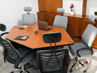 Oficina privada amueblada ideal para 1 persona en zona 10 Ref-5866 - 5