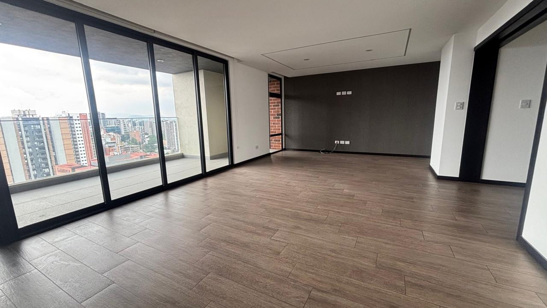 Apartamento en Alquiler Edificio IQ10, zona 10 - Image 1