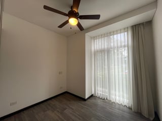 Apartamento en renta de 3 habitaciones con cuarto de servicio en Lirios Cayalá - 5