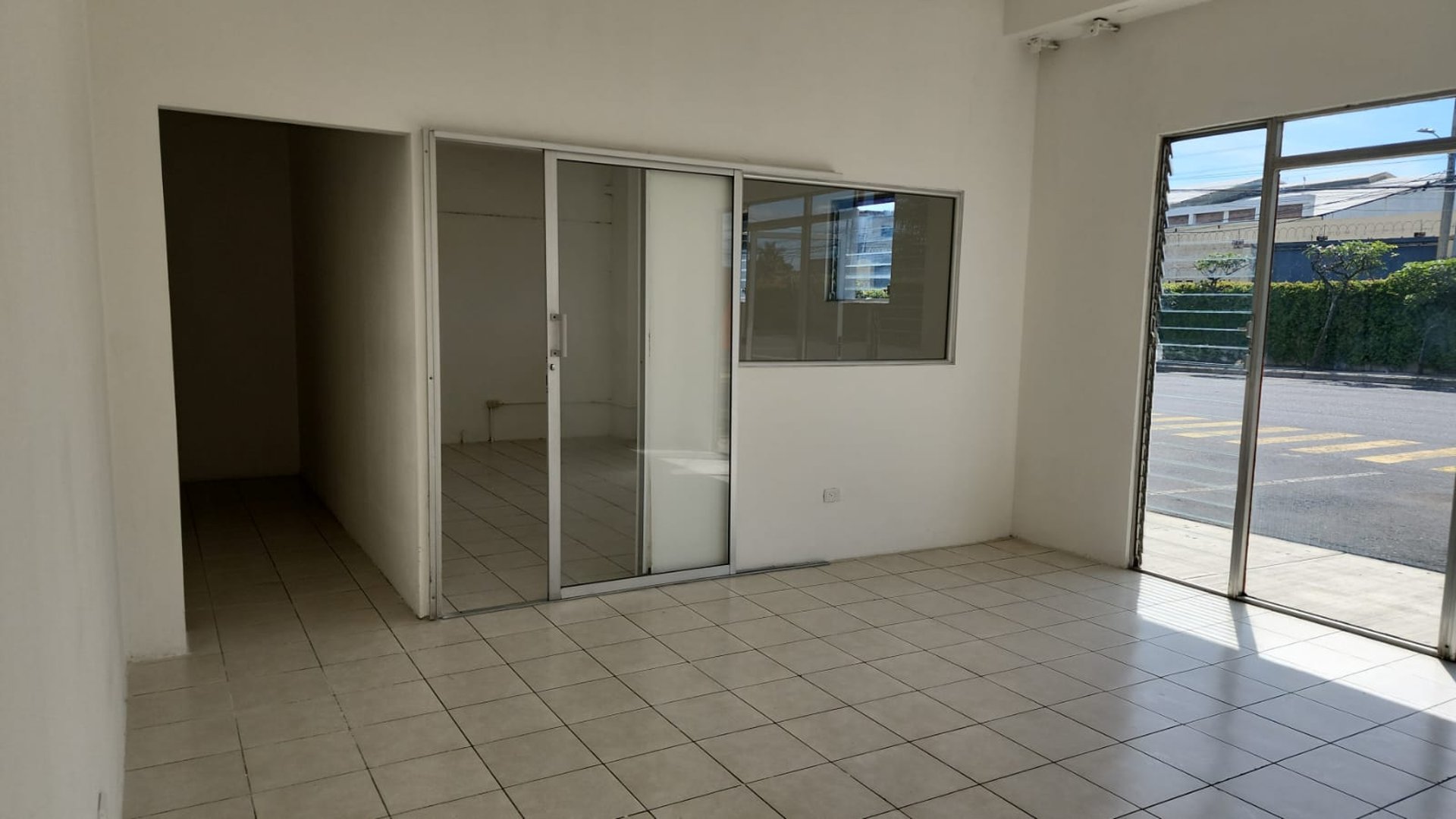 OFIBODEGA EN COMPLEJO ZONA 6 DE VILLA NUEVA - Miniatura 4