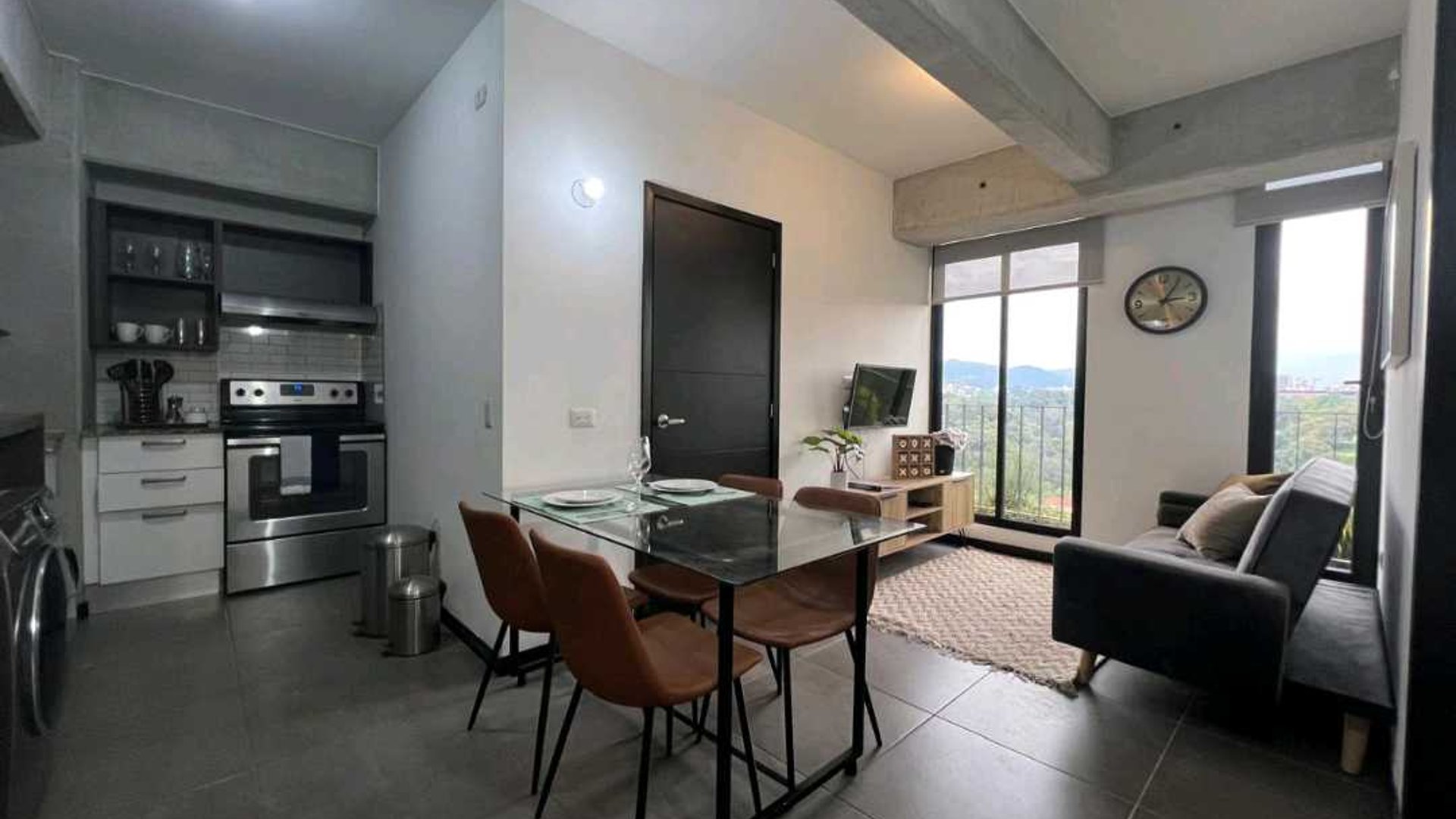 *Alquilo apartamento amueblado de 2 dormitorios en Fabra zona 10*