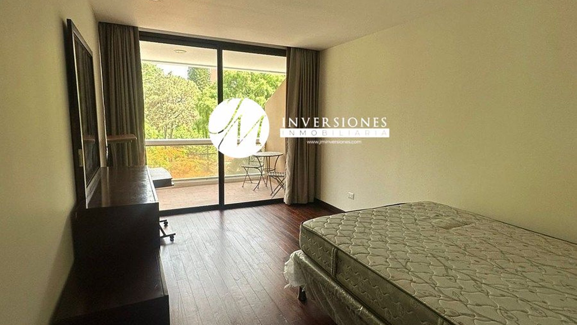 Apartamento en renta Amueblado en zona 10 - Miniatura 5