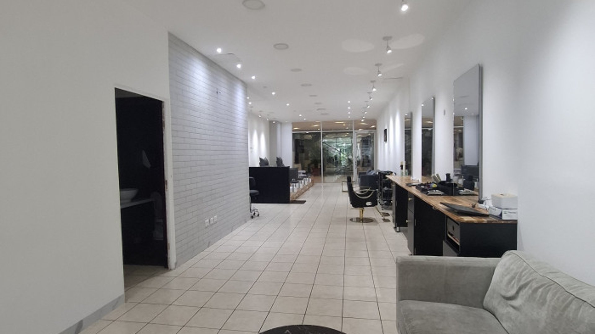 En renta Local comercial Américas zona 13 para Salón