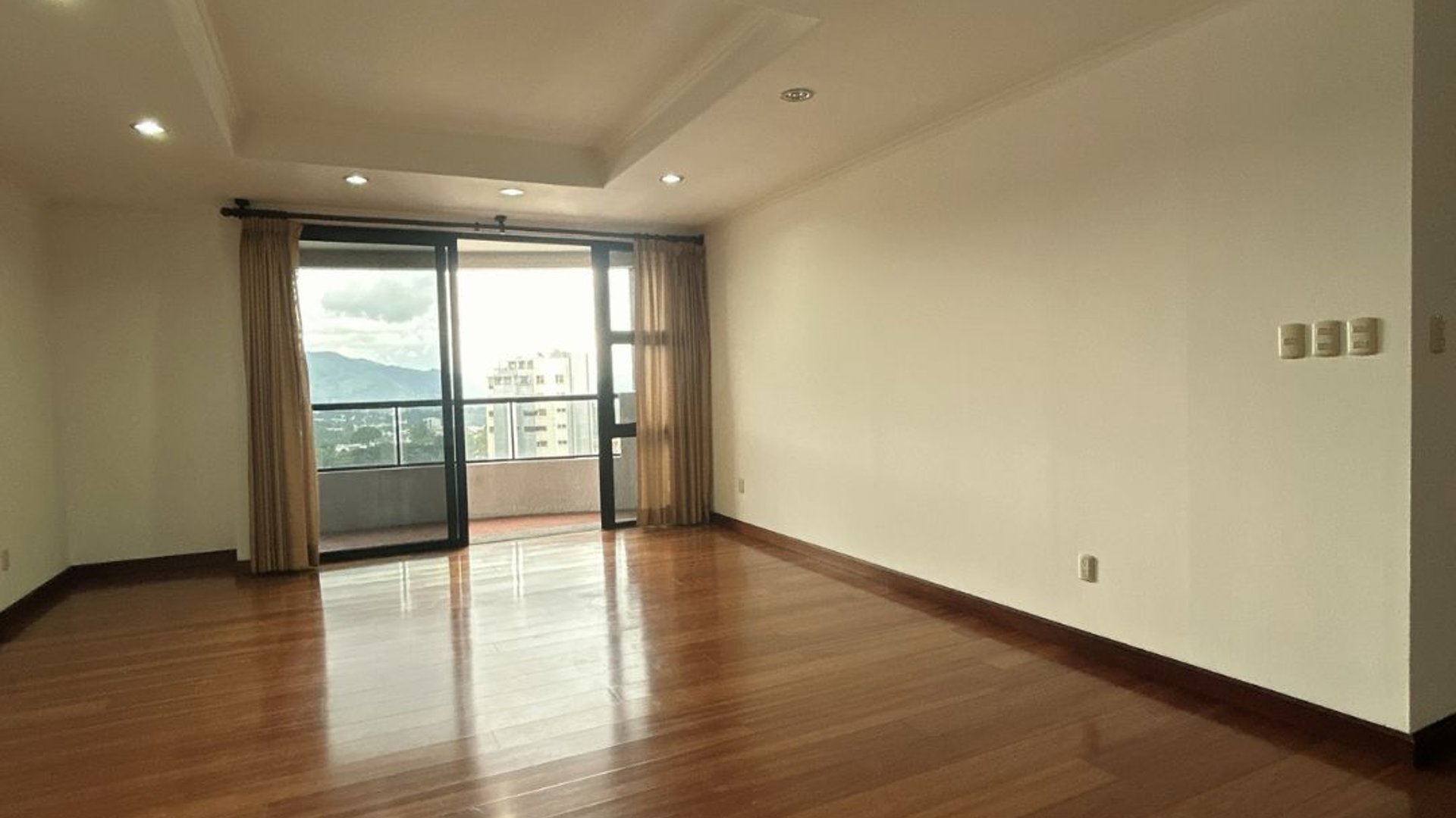 Apartamento en renta de 3 Dormitorios en zona 14 - Miniatura 3