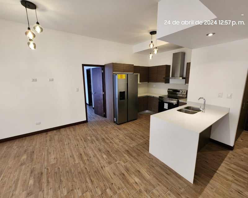 Apartamento con balcon en renta de 2 habitaciones en zona 10 Ref-5590