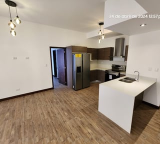 Apartamento con balcon en renta de 2 habitaciones en zona 10 Ref-5590