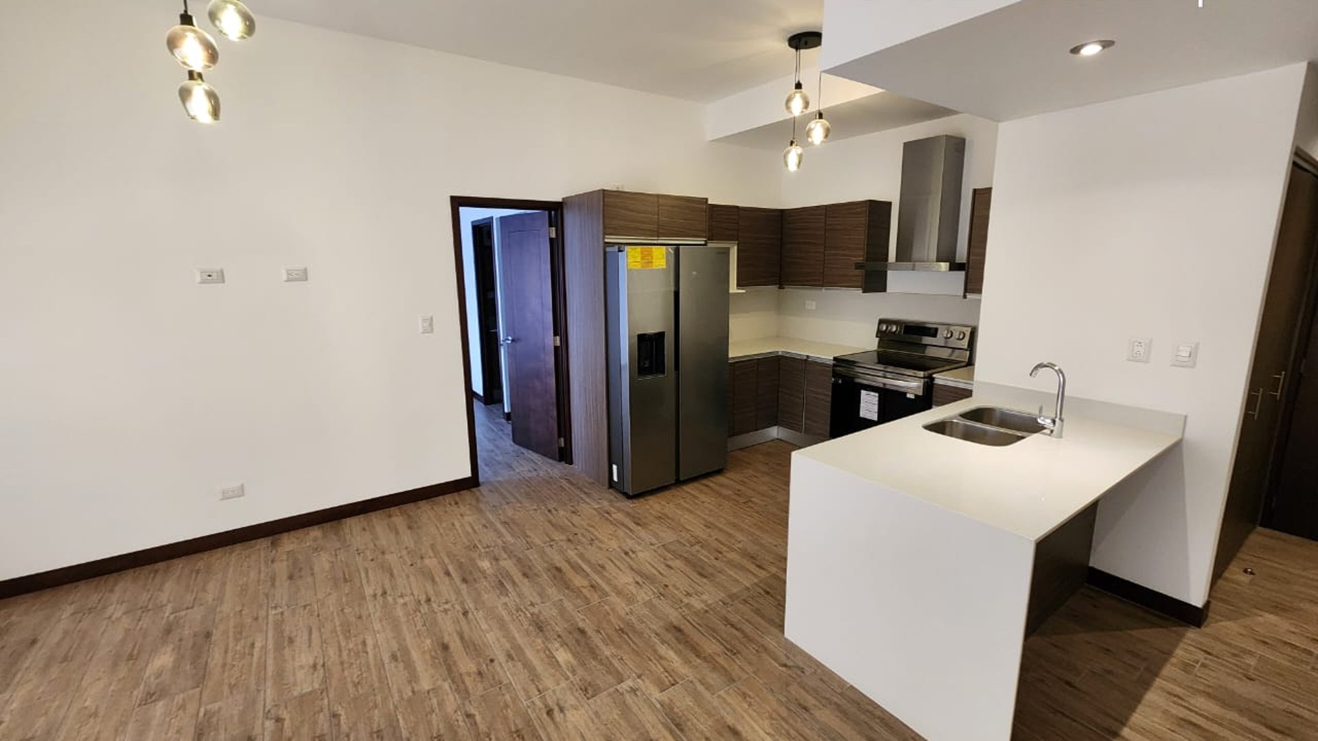 Apartamento con balcon en renta de 2 habitaciones en zona 10 Ref-5590