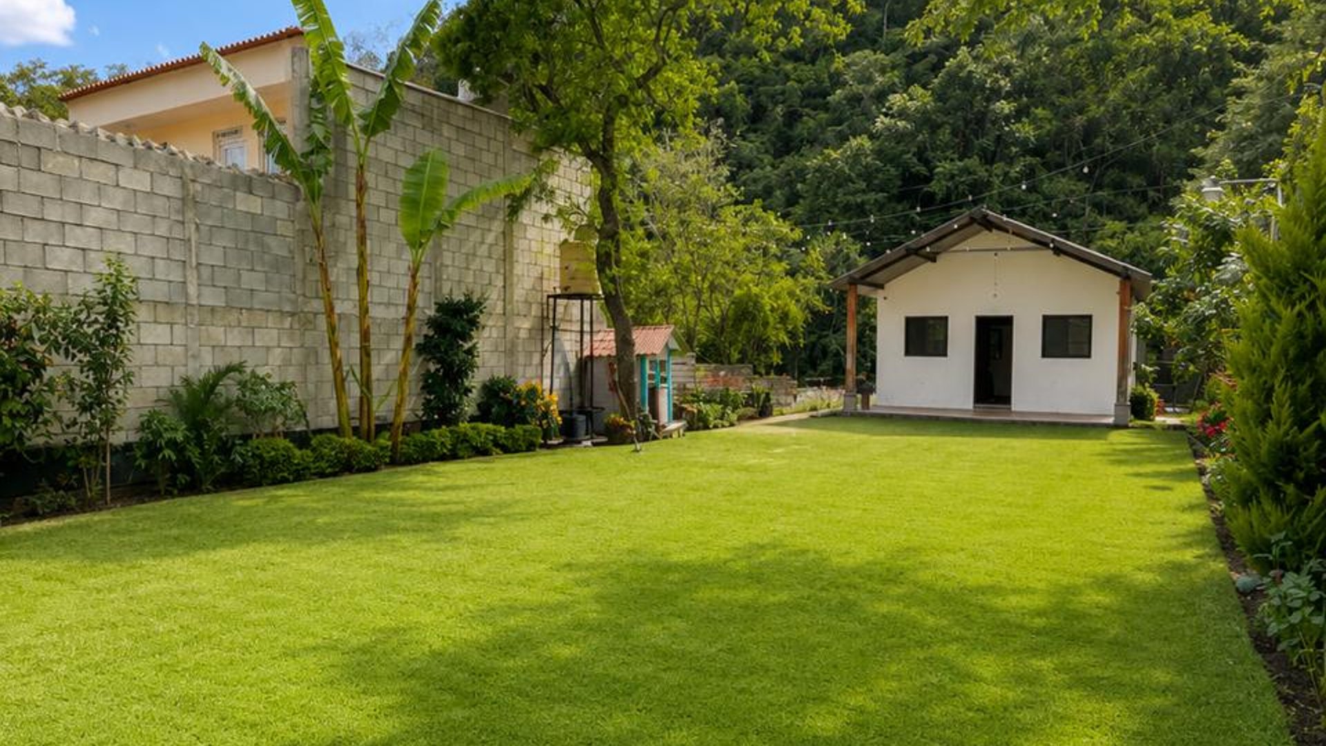 CASA ESTILO CABAÑA CON AMPLIO JARDIN EN RETNA. SN ANTONIO A. CALIENTES