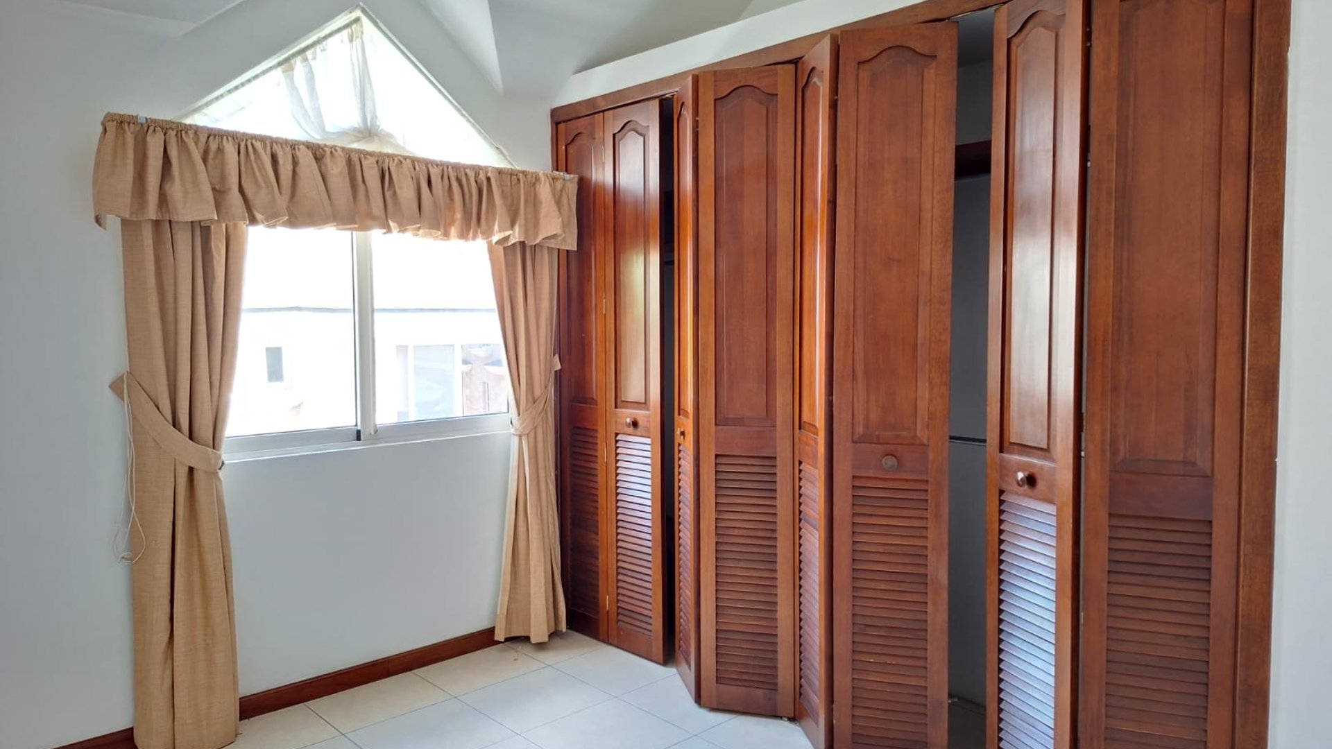 Casa con habitacion de servicio - dentro de garita zona 14 Ref-5991 - Miniatura 6