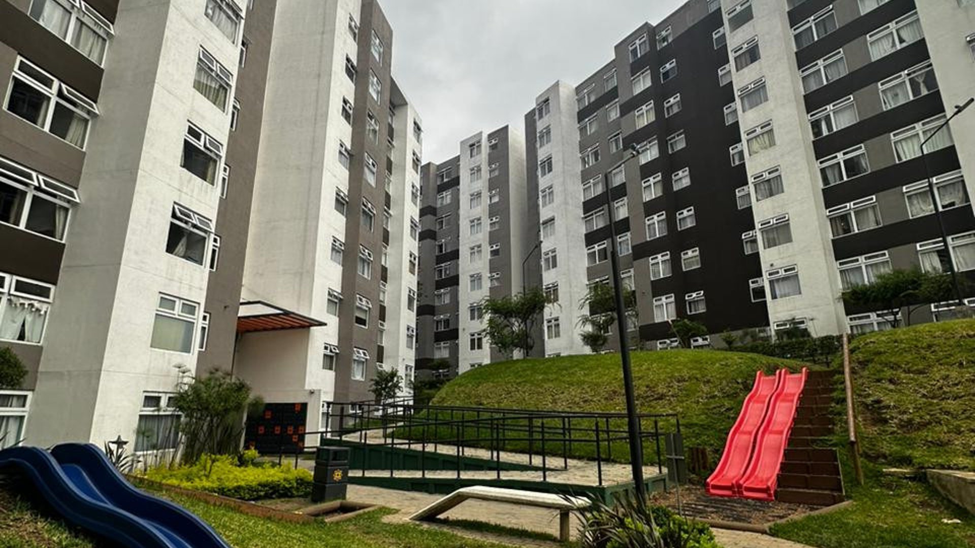 Vendo Apartamento en Col. Guajitos zona 21 Aptos. Atzul