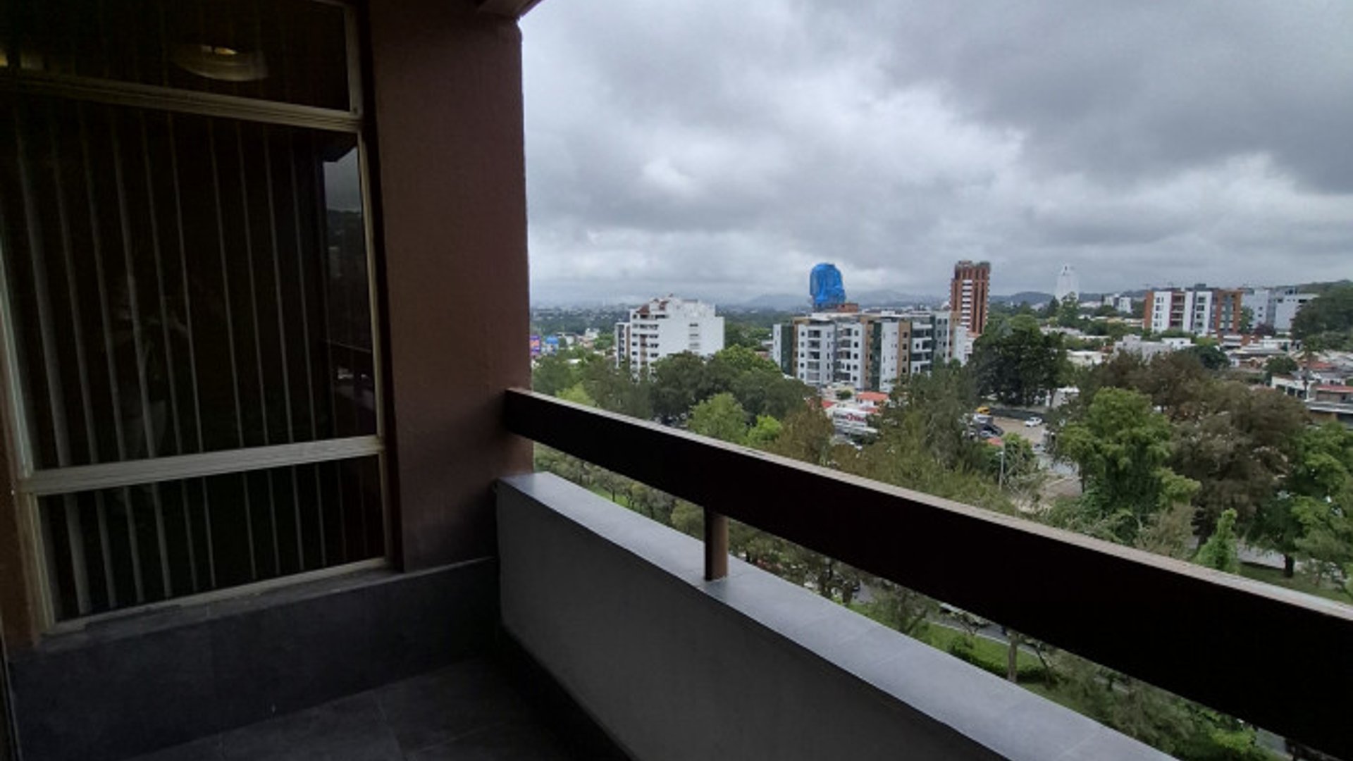 Apartamento semi amueblado renta zona 15 Vista Hermosa - Miniatura 10