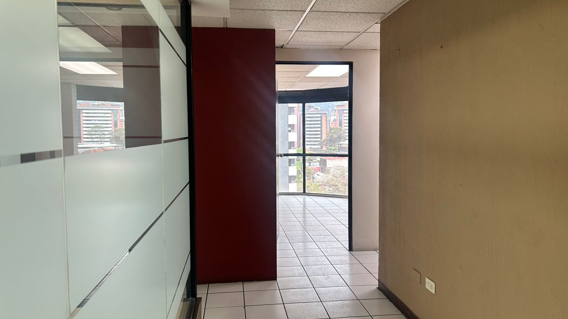 Oficina en Alquiler Zona 10, Edificio Paladium - Image 1