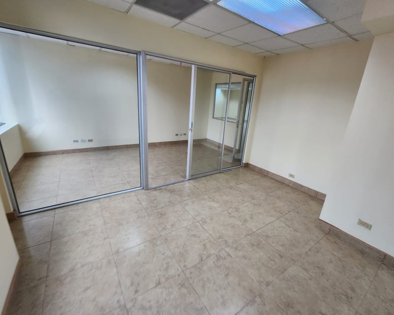 Oficina en venta en zona 14 Europlaza Ref-5642