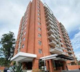 📍 APARTAMENTO AMUEBLADO EN RENTA – 3 HAB | EDIFICIO LUCCA | ZONA 10