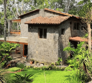 ALQUILER DE HERMOSA CASA FRENTE A LAGO ATITLÁN - CERRO DE ORO 