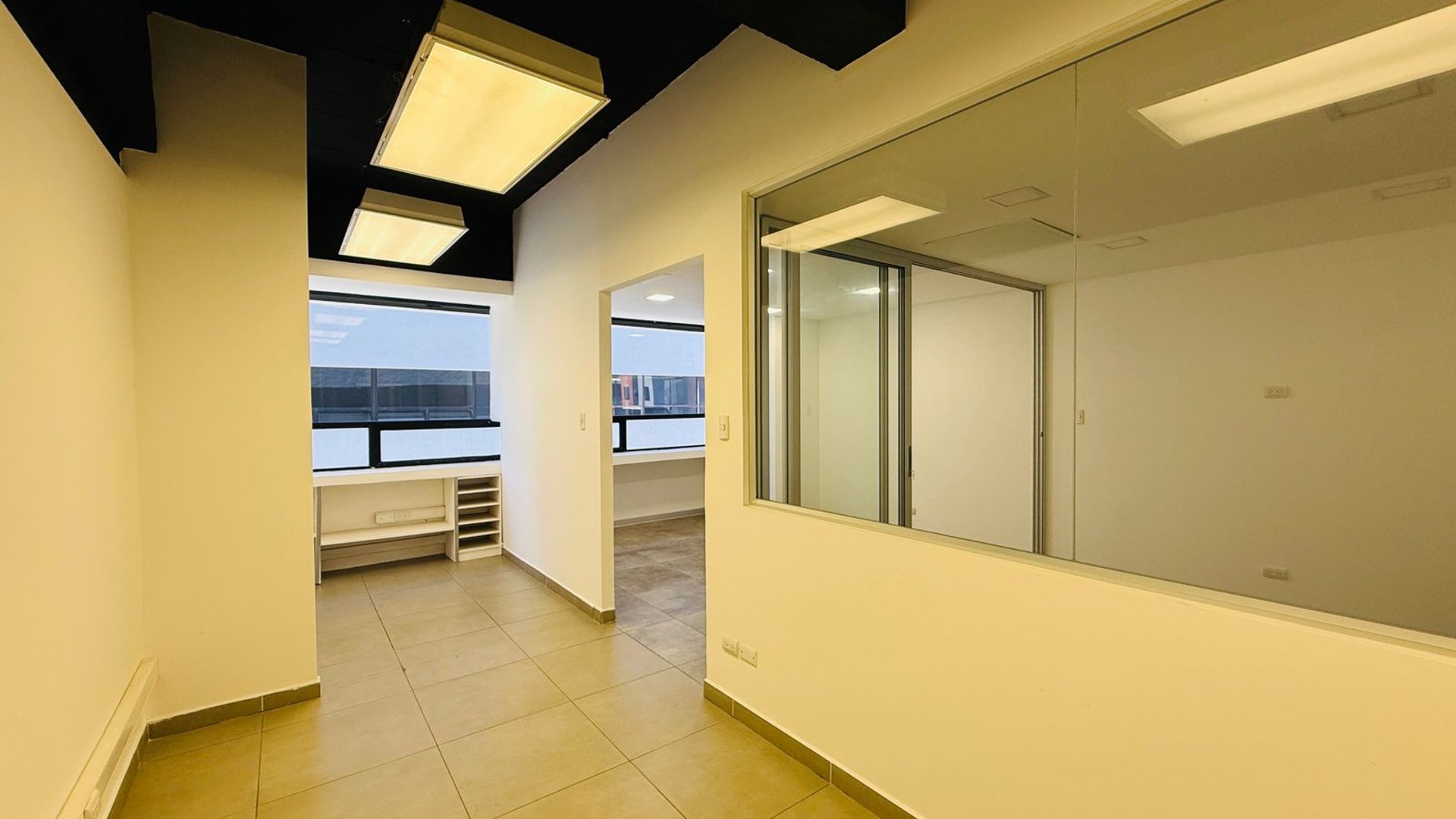 ALQUILER DE CENTRICA OFICINA 67.80MT2 - CENTRO EMPRESARIAL, ZONA 10 - Miniatura 4
