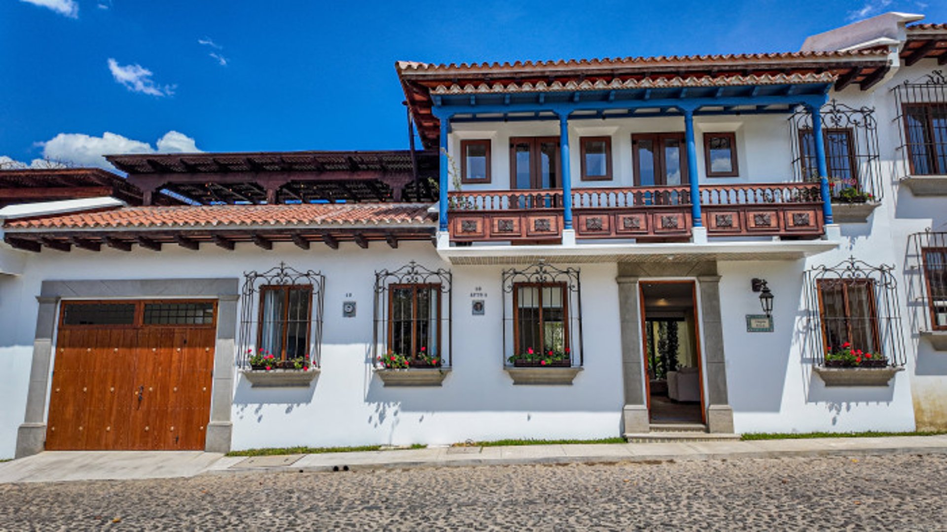 En venta casa con Piscina Club Residencial Antigua Gt