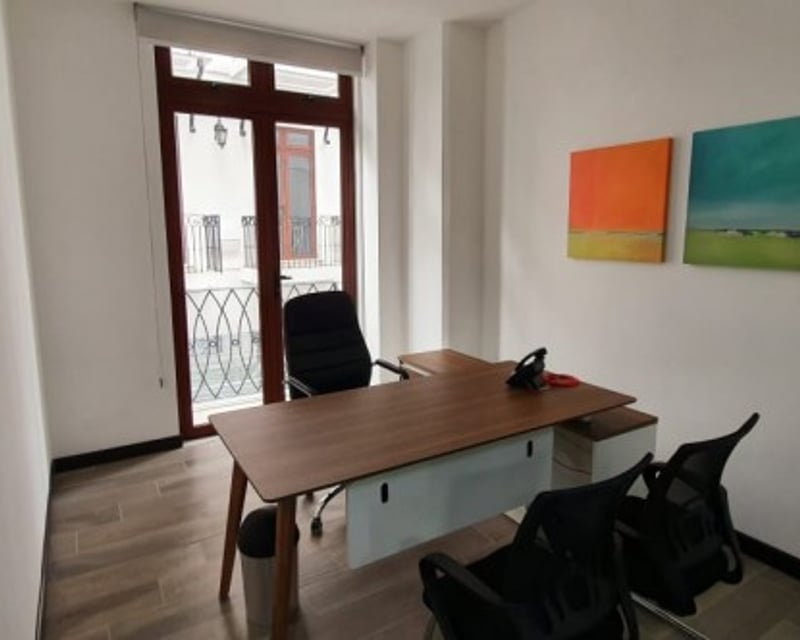 Oficina tipo co-working amueblada en zona 16
