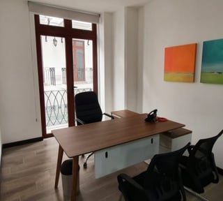 Oficina tipo co-working amueblada en zona 16