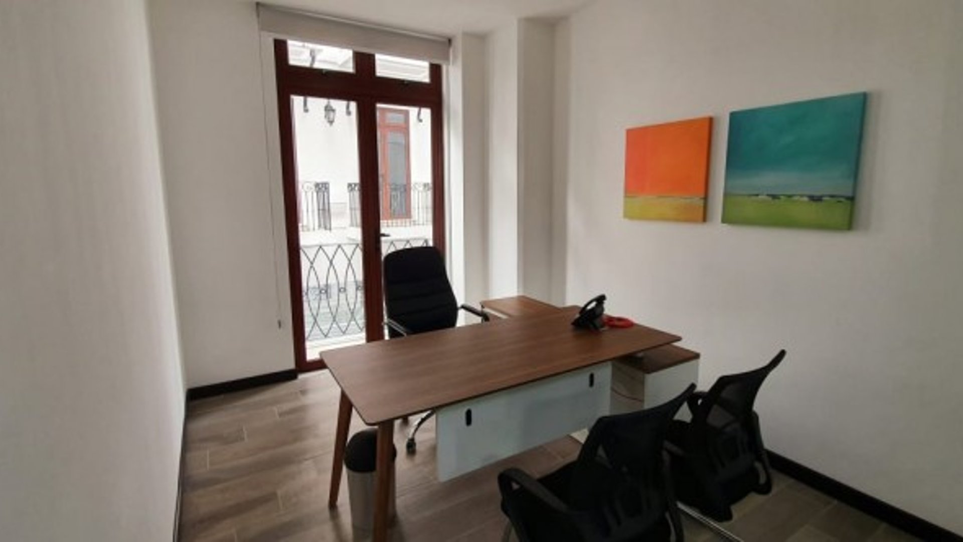 Oficina tipo co-working amueblada en zona 16