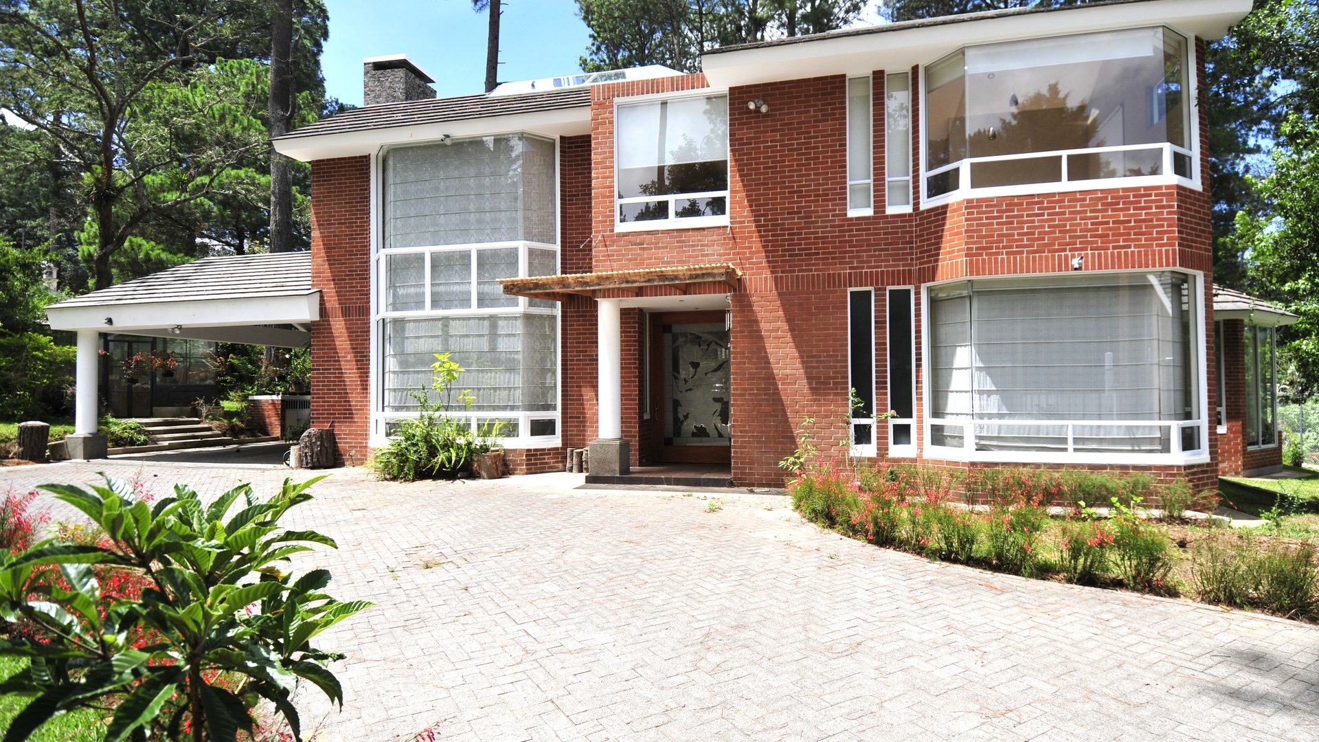 Beautiful two-story home with swimming pool for sale, 16 kilometers away from La Antigua, Guatemala.