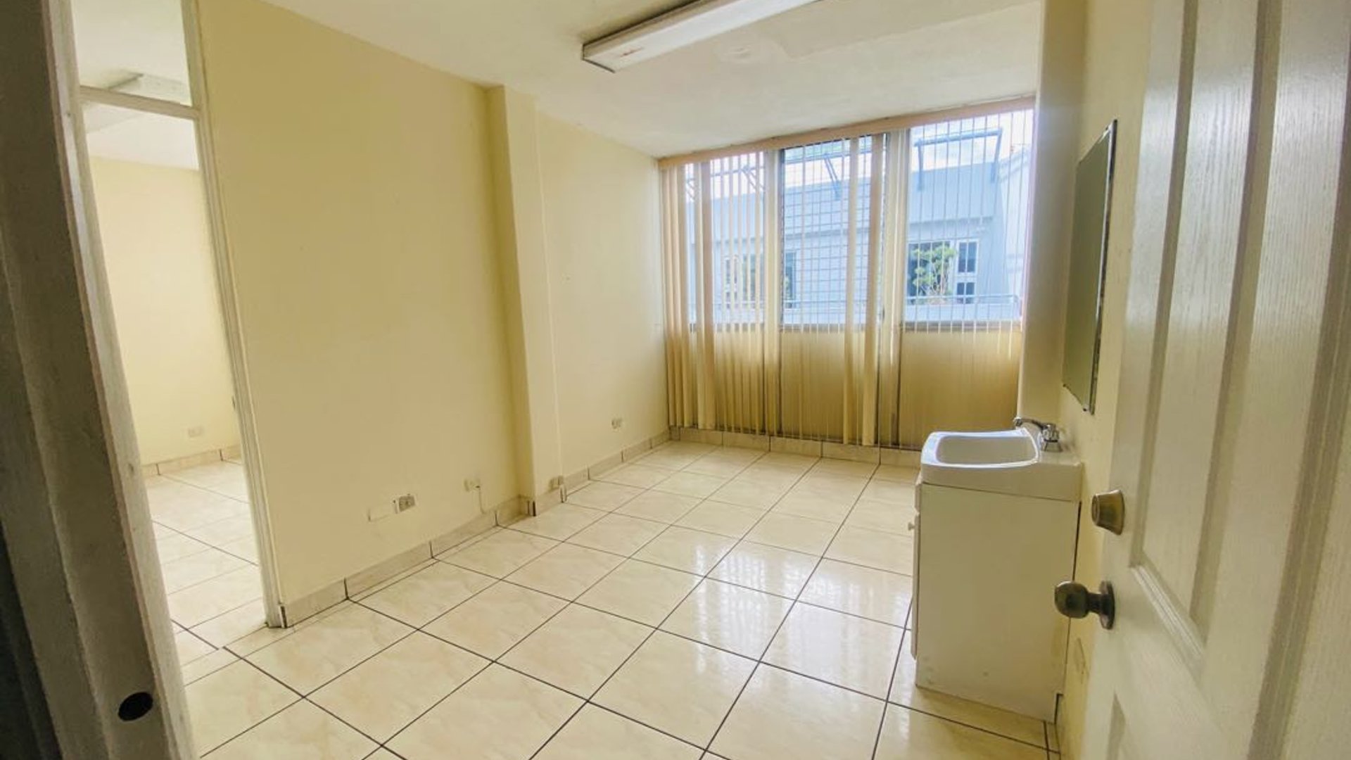 Clinica en Renta en Centro Medico 1,  Zona 10 - Miniatura 3