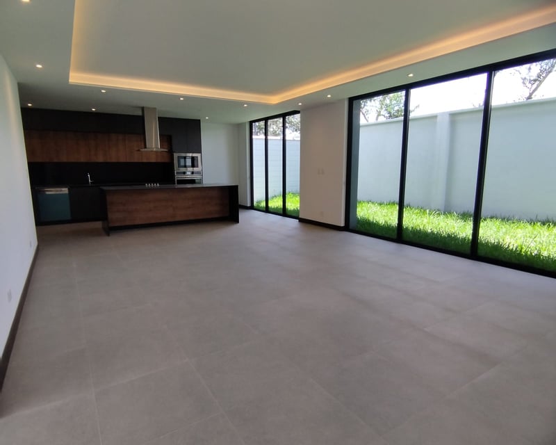 📍 CASA EN RENTA – 3 HAB + PARA ESTRENAR + JARDÍN | MOLIÉ | ZONA 10