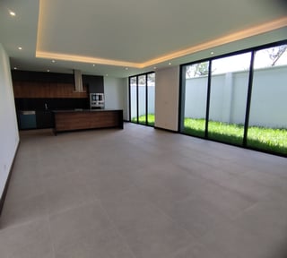 📍 CASA EN RENTA – 3 HAB + PARA ESTRENAR + JARDÍN | MOLIÉ | ZONA 10