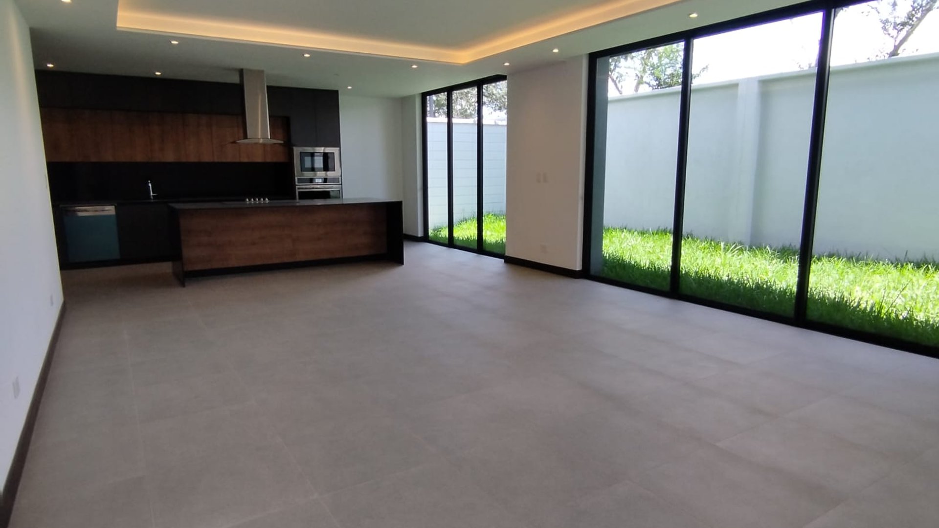📍 CASA EN RENTA – 3 HAB + PARA ESTRENAR + JARDÍN | MOLIÉ | ZONA 10