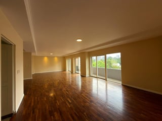 Apartamento con habitacion de servicio y balcón en zona 14 Ref-5886 - 2