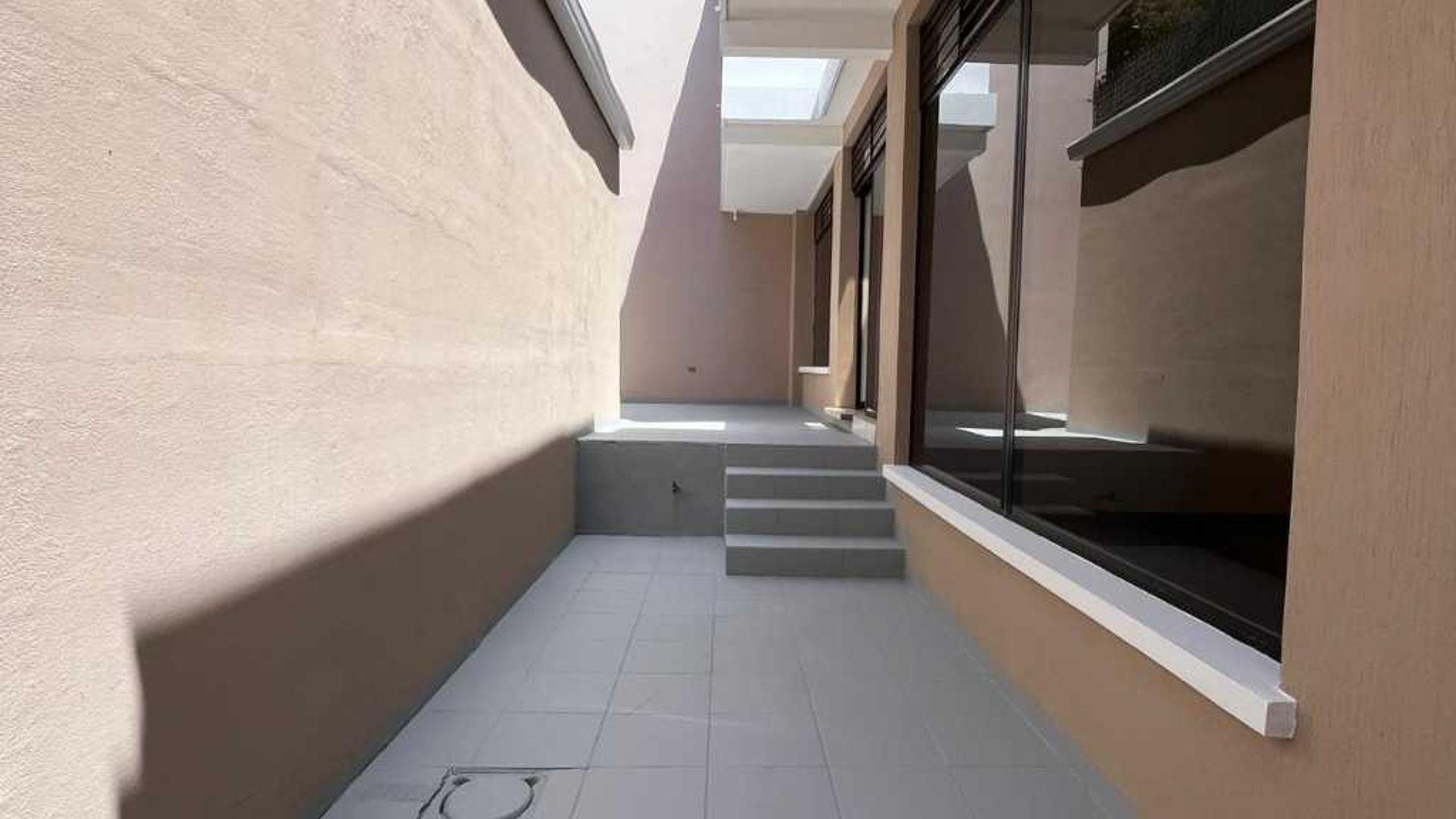 CASA EN RENTA – CONDOMINIO SAN SEBASTIÁN, AVENIDA HINCAPIÉ, ZONA 13 - Miniatura 2