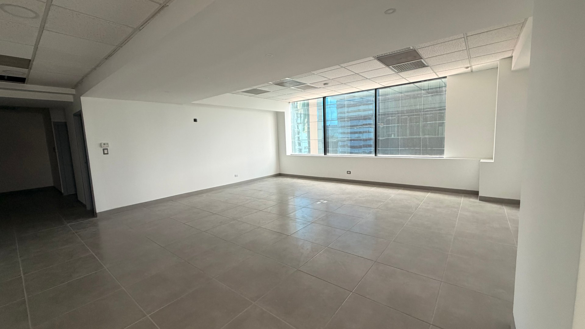 Oficina en Alquiler / Venta Edificio Europlaza, zona 14 - Image 1