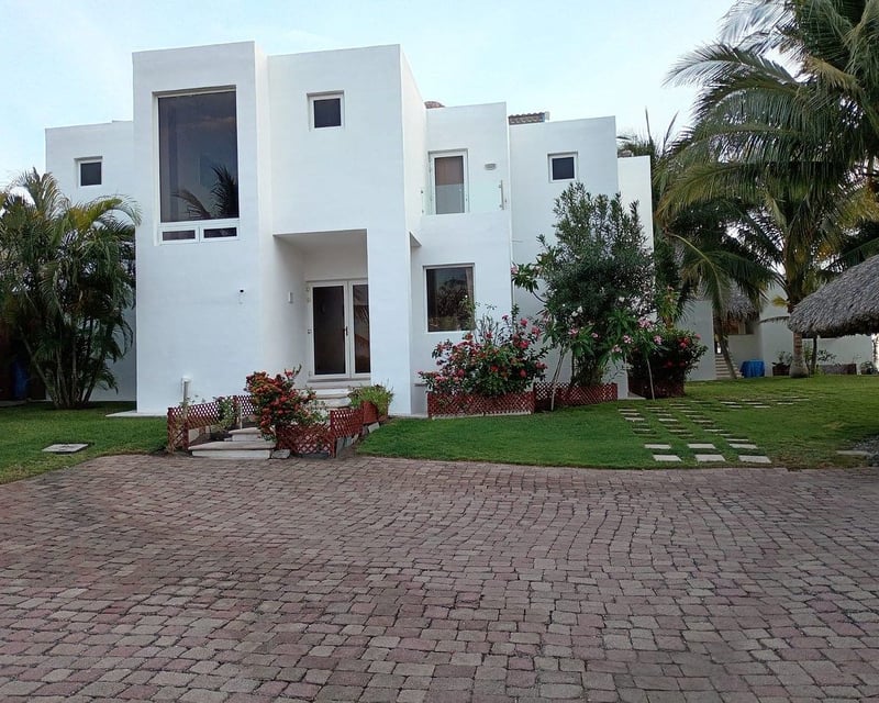 Casa en Venta en Monterrico con Piscina y Amplio Terreno