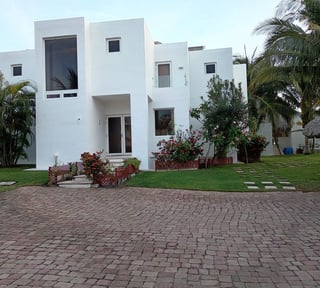 Casa en Venta en Monterrico con Piscina y Amplio Terreno