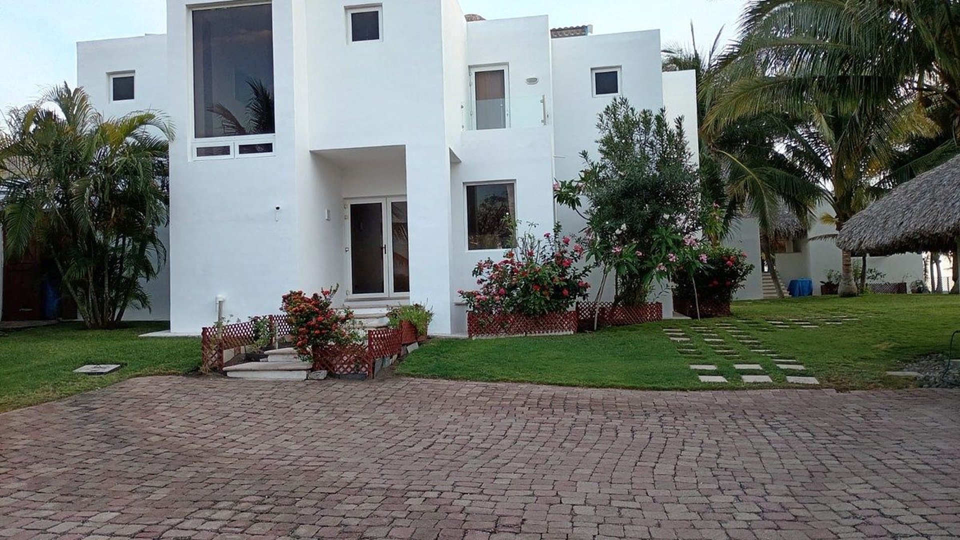 Casa en Venta en Monterrico con Piscina y Amplio Terreno