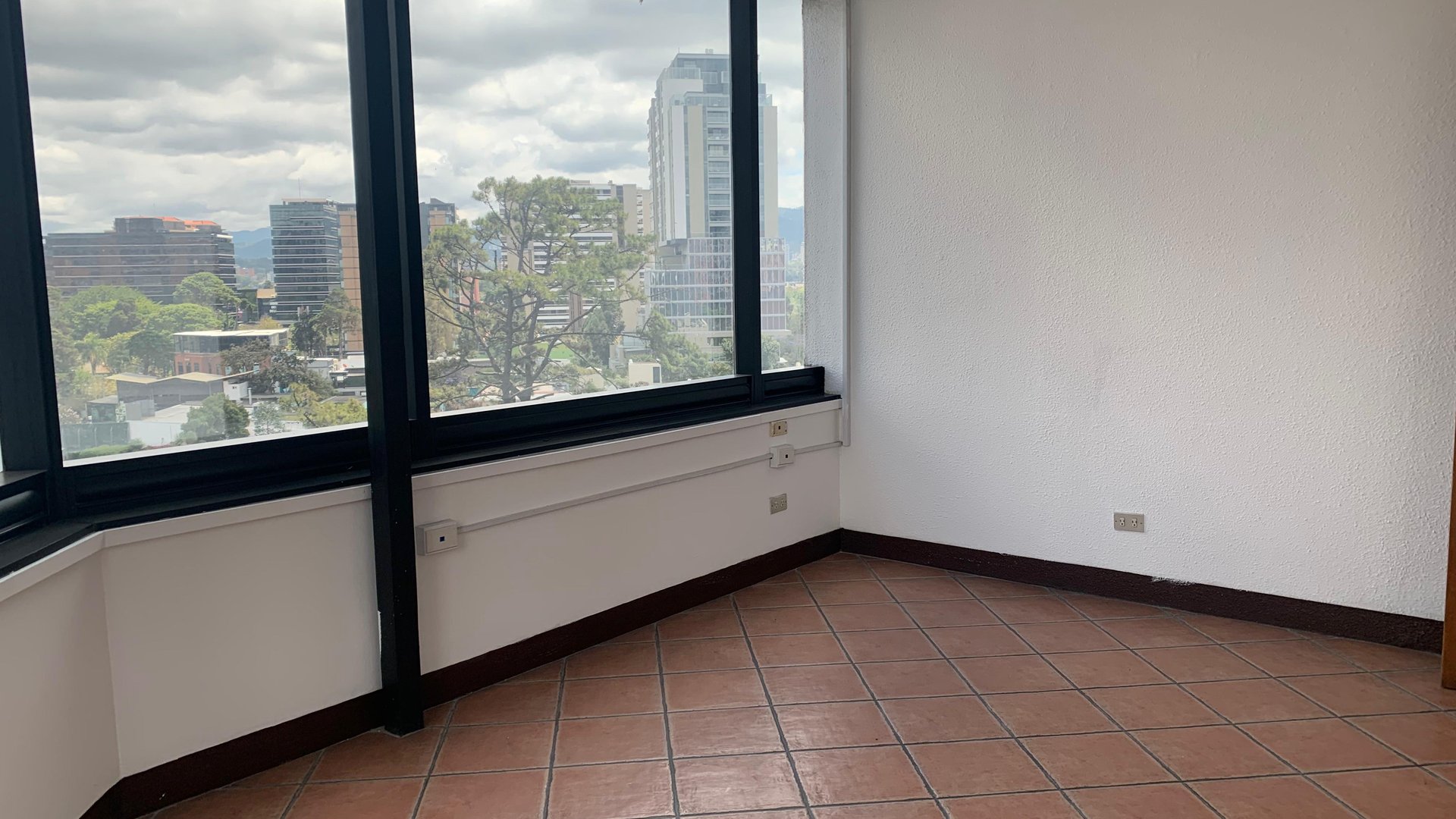 OFICINA EN 154 M2 EN EDIFICIO MURANO CENTER ZONA 10 - Miniatura 12
