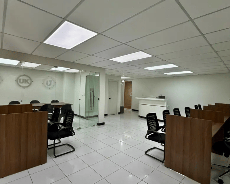 OFICINA NUEVA  AMUEBLADA EN RENTA – EDIFICIO 01010, ZONA 10