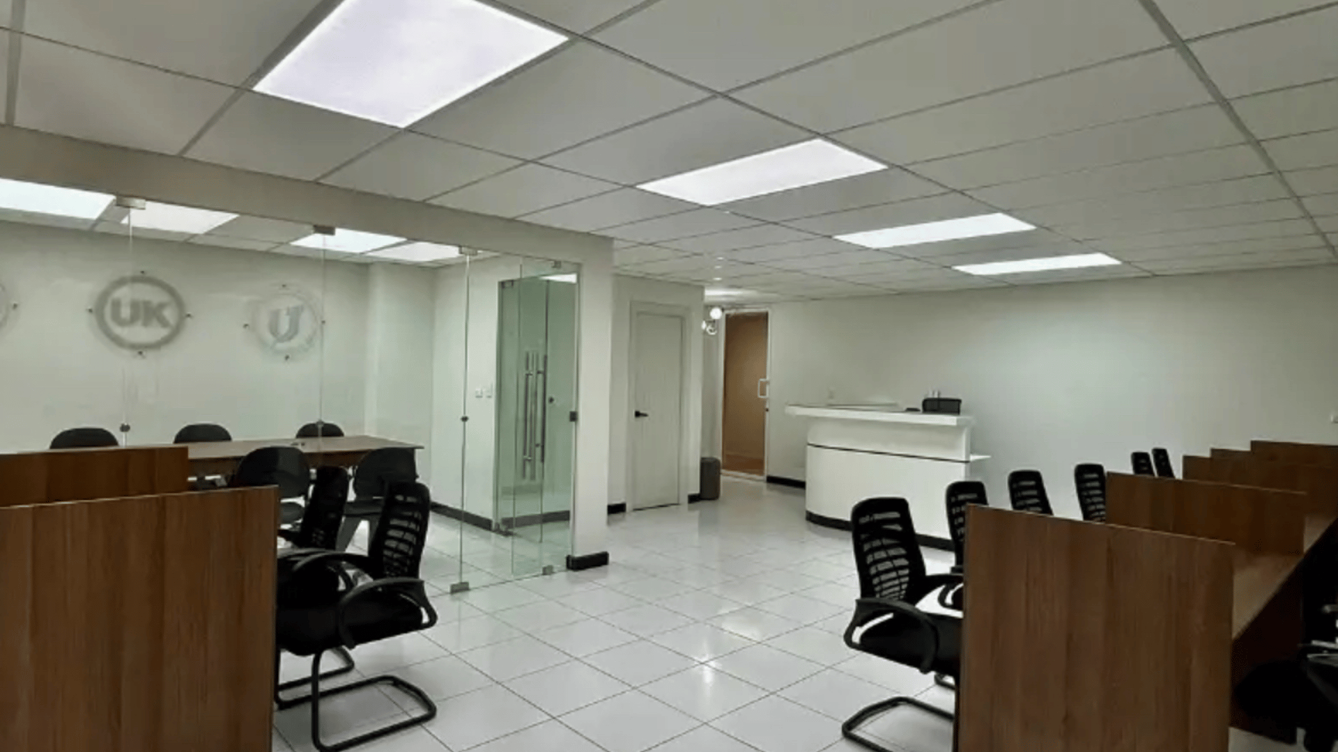 OFICINA NUEVA  AMUEBLADA EN RENTA – EDIFICIO 01010, ZONA 10