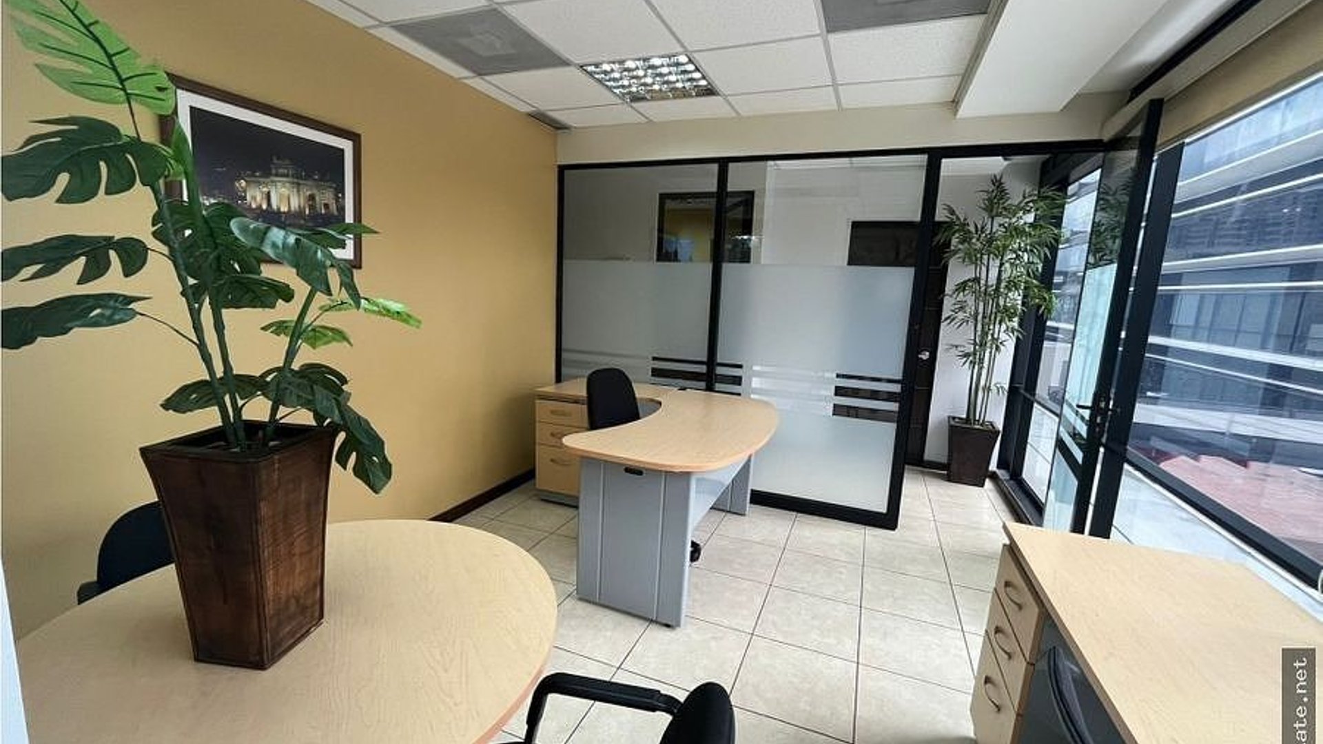 OFICINA AMUEBLADA EN ALQUILER – DESIGN CENTER, ZONA 10 | - Miniatura 2