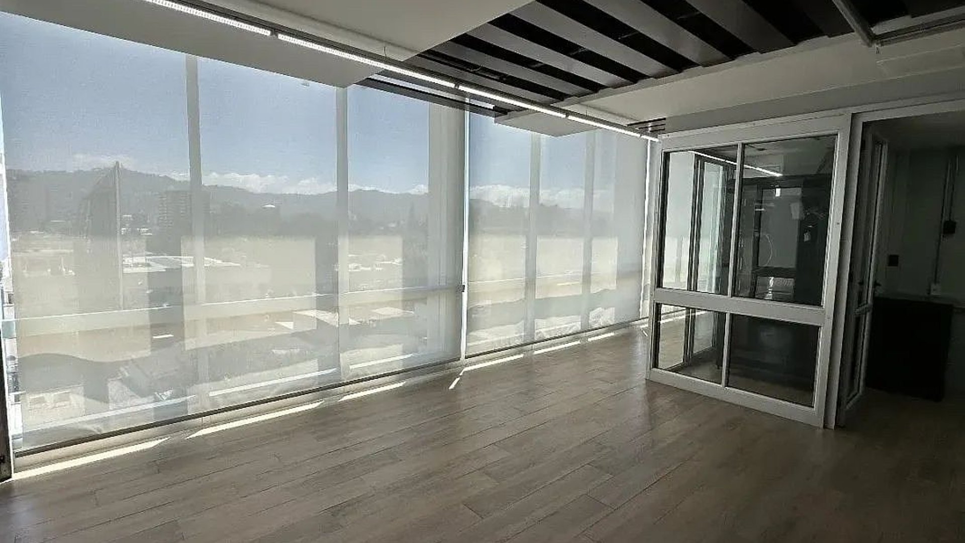 Oficina en VENTA – Zona 10 - Miniatura 3