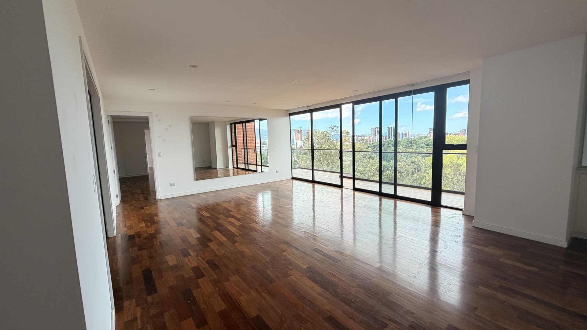 Apartamento en Alquiler Edificio Lucca, zona 10 - Image 1