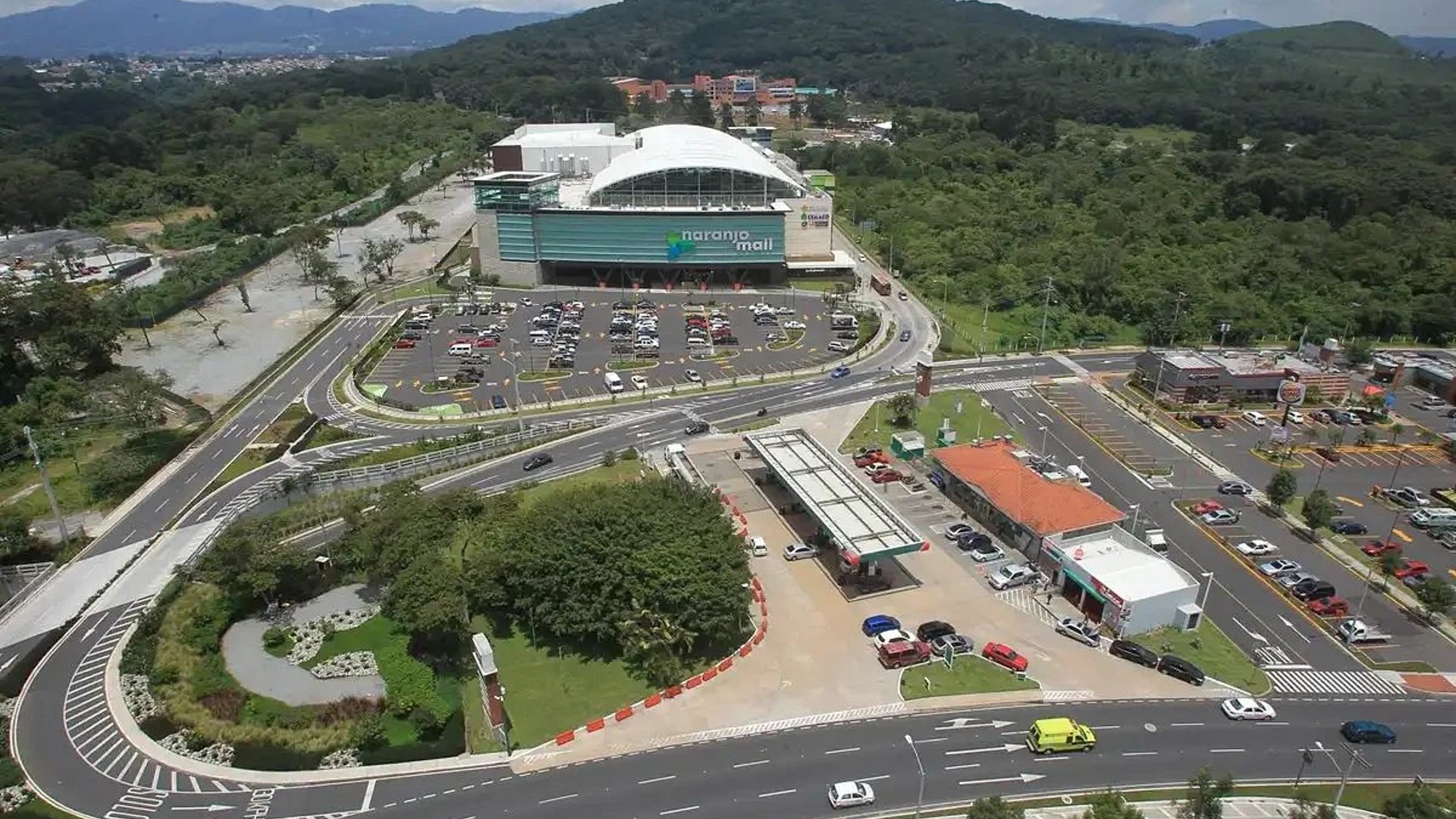 LOCAL COMERCIAL EN RENTA – BOULEVARD EL NARANJO - Image 1