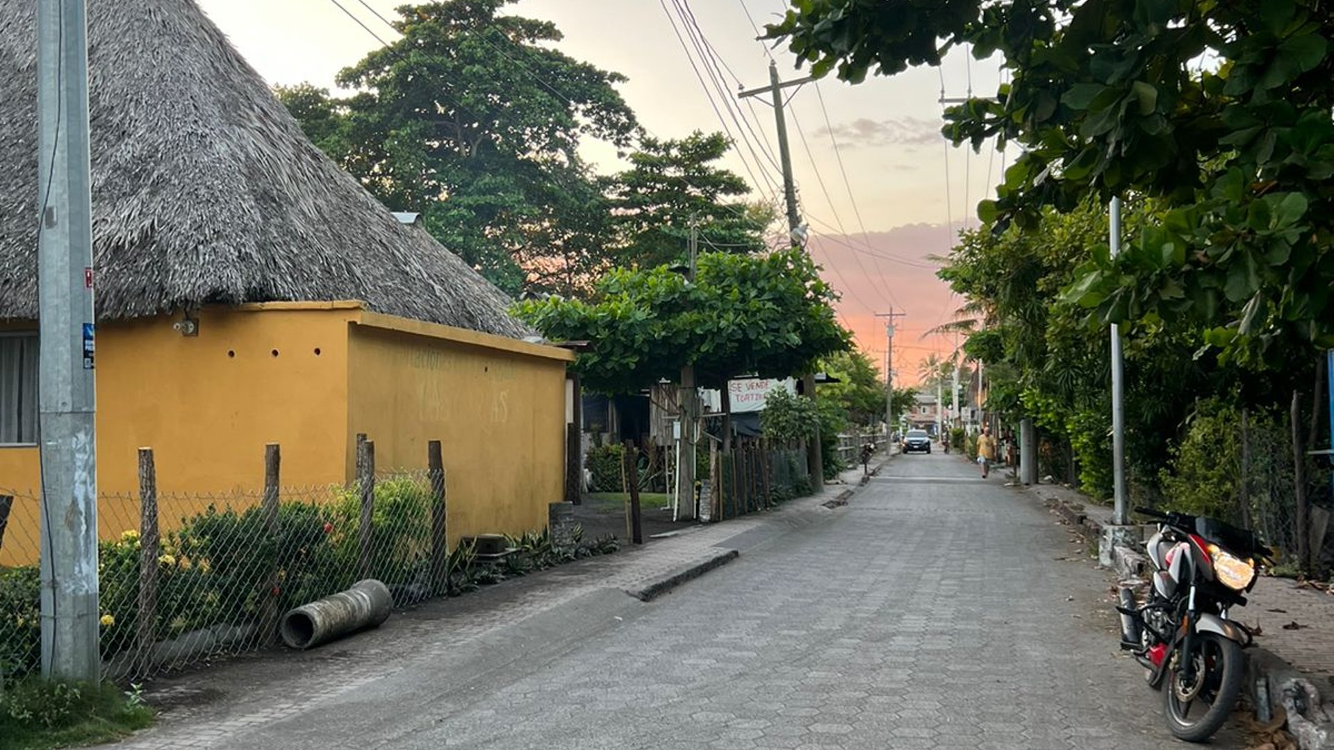 VENTA DE AMPLIO TERRENO A POCOS METROS DE LA PLAYA - MONTERRICO - Miniatura 3