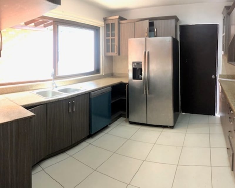Casa con patio techado en venta de 3 habitaciones en zona 16 Ref-5330